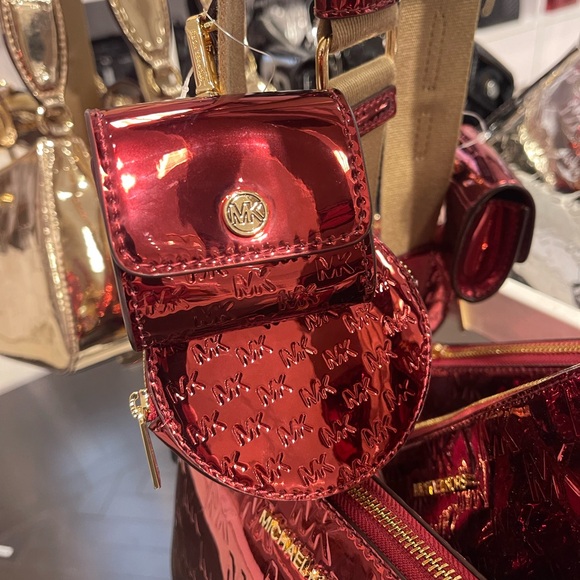 MICHAEL KORS Jet Set Sm Patent Logo Debossed Crossbody Apple Airpods
XBody Tech - Picture 7 of 8